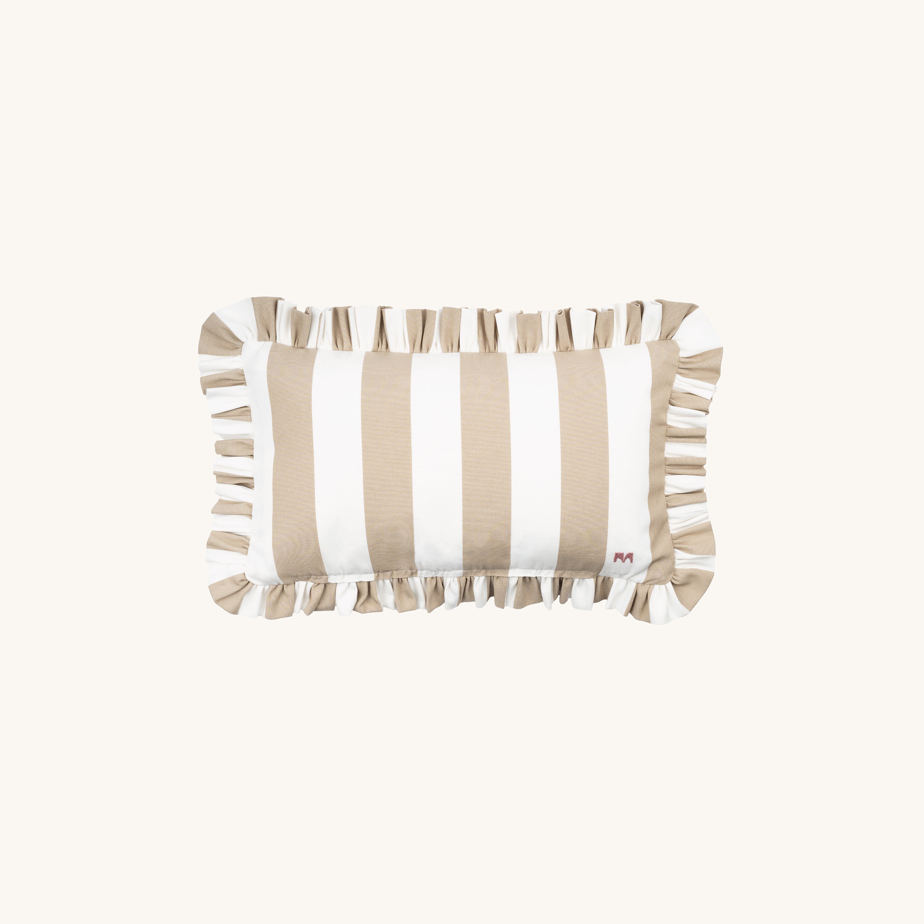 Rechteckiges Outdoor Kissen mit Rüschen in Taupe und Weiß – gestreiftes Design aus der Ruffled Charm Kollektion von another mondaen
