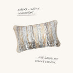 Jacquard Kissen mit organischem Muster in Beige, leicht geneigte Ansicht