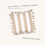 Quadratisches Outdoor Kissen mit Rüschen in Taupe und Weiß – gestreiftes Design aus der Ruffled Charm Kollektion von another mondaen