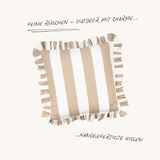 Quadratisches Outdoor Kissen mit Rüschen in Taupe und Weiß – gestreiftes Design aus der Ruffled Charm Kollektion von another mondaen