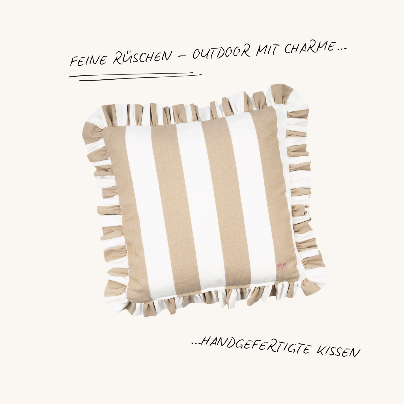 Quadratisches Outdoor Kissen mit Rüschen in Taupe und Weiß – gestreiftes Design aus der Ruffled Charm Kollektion von another mondaen