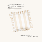 Quadratisches Outdoor Kissen mit Rüschen in Beige und Weiß – gestreiftes Design aus der Ruffled Charm Kollektion von another mondaen