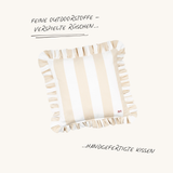 Quadratisches Outdoor Kissen mit Rüschen in Beige und Weiß – gestreiftes Design aus der Ruffled Charm Kollektion von another mondaen