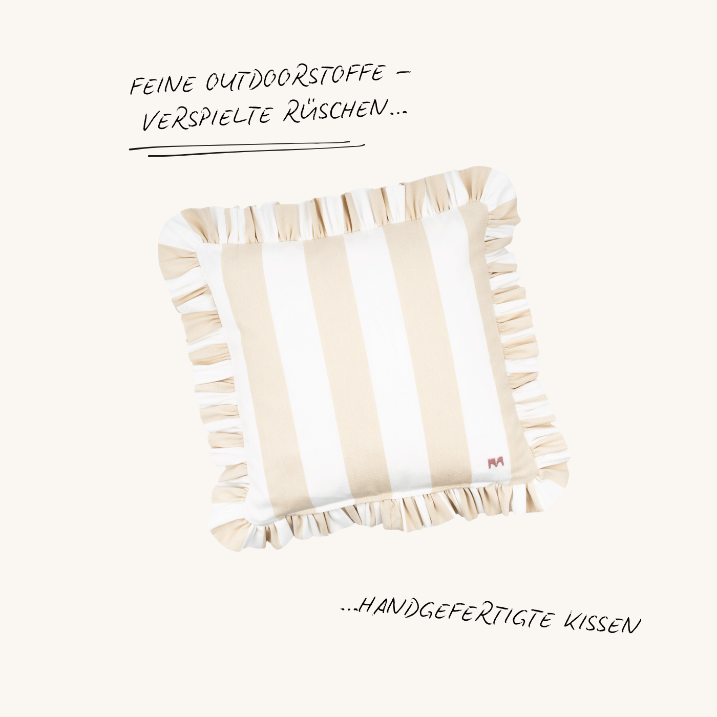 Quadratisches Outdoor Kissen mit Rüschen in Beige und Weiß – gestreiftes Design aus der Ruffled Charm Kollektion von another mondaen
