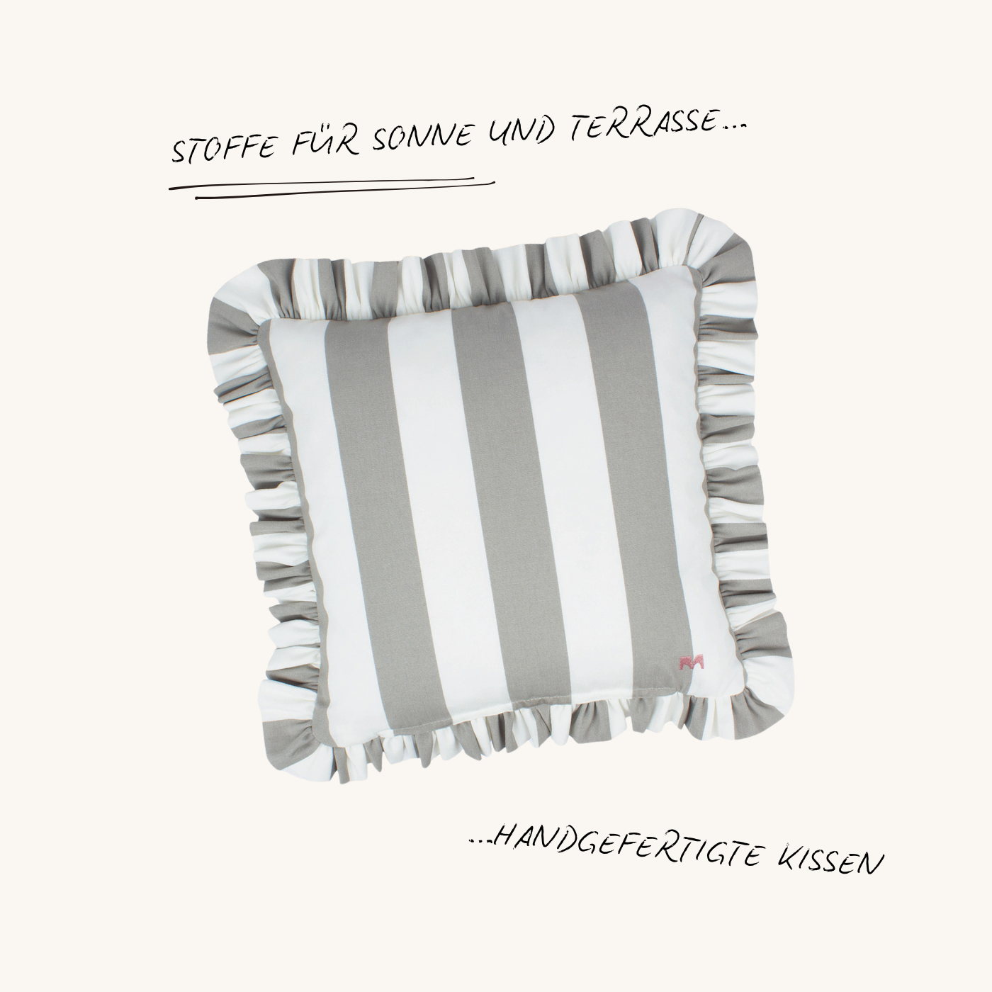 Quadratisches Outdoor Kissen mit Rüschen in Grau und Weiß – gestreiftes Design aus der Ruffled Charm Kollektion von another mondaen