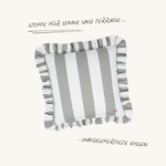 Quadratisches Outdoor Kissen mit Rüschen in Grau und Weiß – gestreiftes Design aus der Ruffled Charm Kollektion von another mondaen