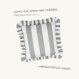 Quadratisches Outdoor Kissen mit Rüschen in Grau und Weiß – gestreiftes Design aus der Ruffled Charm Kollektion von another mondaen