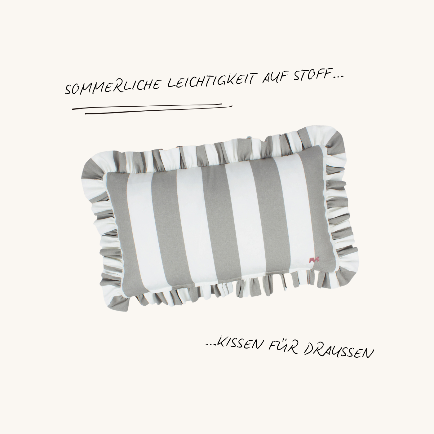 Rechteckiges Outdoor Kissen mit Rüschen in Grau und Weiß – gestreiftes Design aus der Ruffled Charm Kollektion von another mondaen