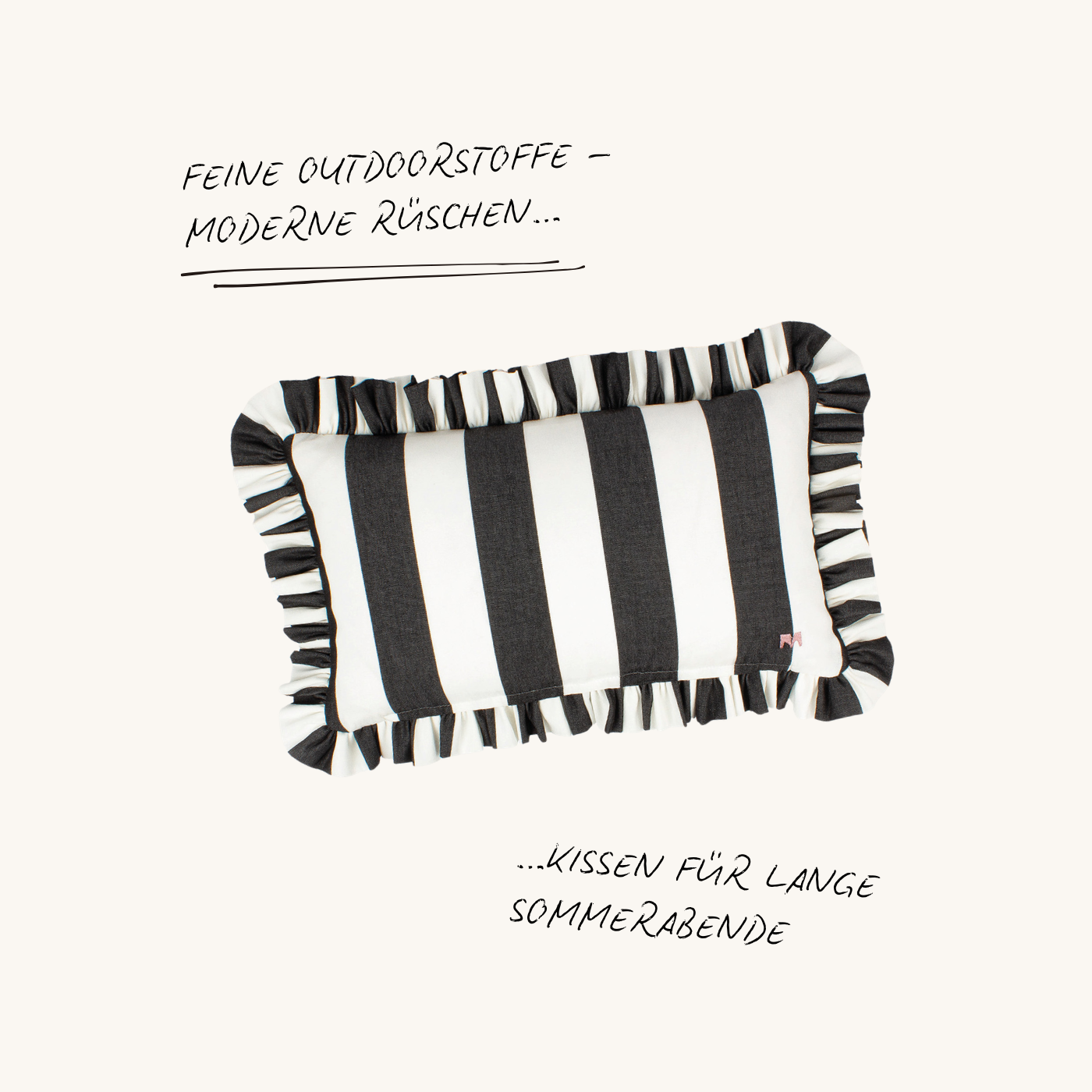 Rechteckiges Outdoor Kissen mit Rüschen in Graphit und Weiß – gestreiftes Design aus der Ruffled Charm Kollektion von another mondaen