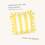 Quadratisches Outdoor Kissen mit Rüschen in Gelb und Weiß – gestreiftes Design aus der Ruffled Charm Kollektion von another mondaen