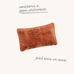 Rotes Teddy Uni Kissen in Cinnamon, leicht geneigt dargestellt