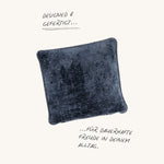 blaues Teddy Uni Kissen in Navy, leicht geneigt dargestellt