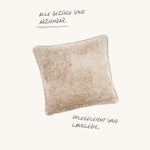 Beiges Teddy Uni Kissen in Sand, leicht geneigt dargestellt