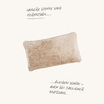 Beiges Teddy Uni Kissen in Sand, leicht geneigt dargestellt