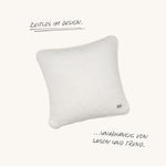 Weißes Teddy Uni Kissen in Whisper White, leicht geneigt dargestellt