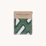 Square Stoffmuster in forest-grün von another mondaen – geometrisches Jacquard-Gewebe mit strukturierter Oberfläche.