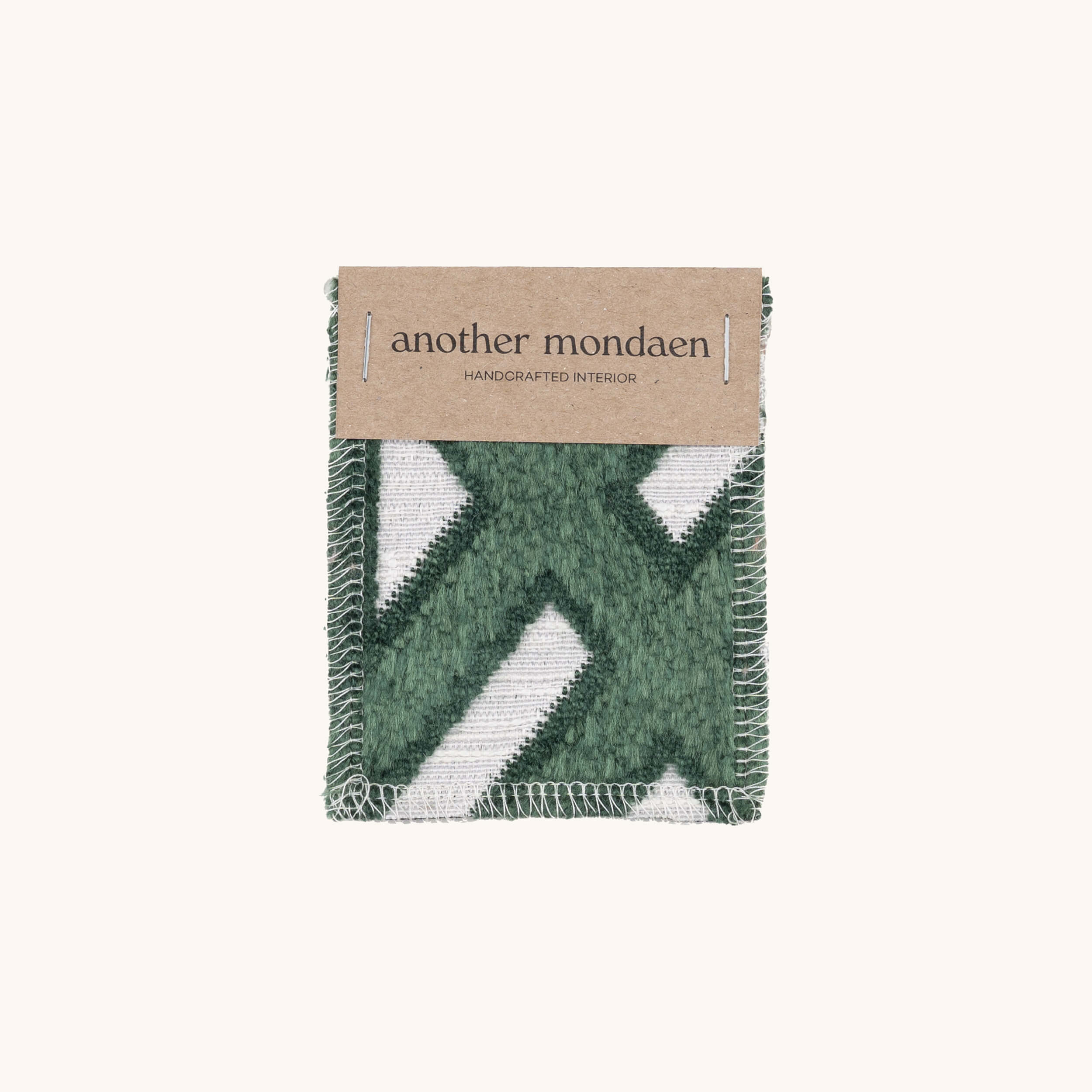 Square Stoffmuster in forest-grün von another mondaen – geometrisches Jacquard-Gewebe mit strukturierter Oberfläche.