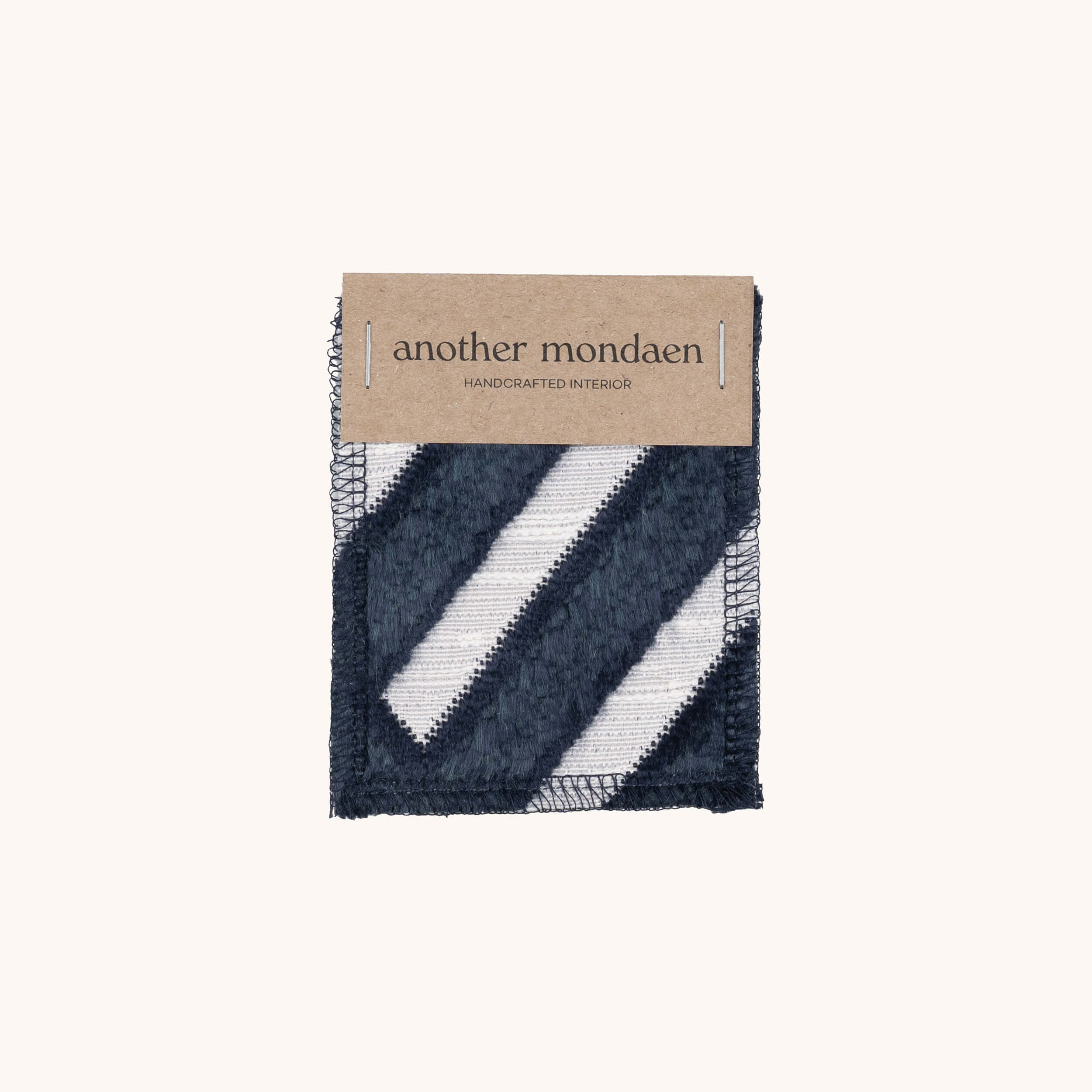Square Stoffmuster in Navy-blau von another mondaen – geometrisches Jacquard-Gewebe mit strukturierter Oberfläche.
