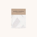 Square Stoffmuster in weiß von another mondaen – geometrisches Jacquard-Gewebe mit strukturierter Oberfläche.