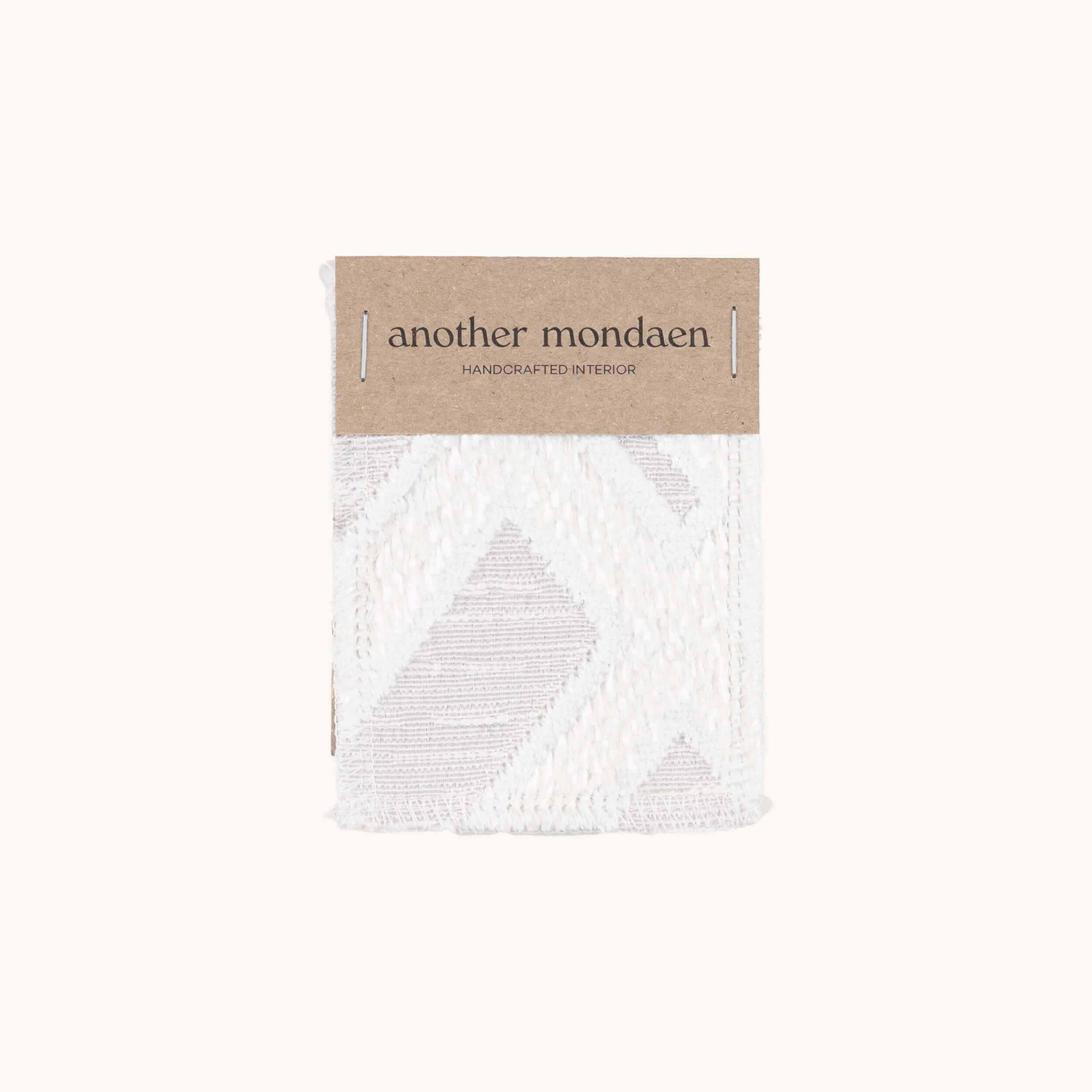 Square Stoffmuster in weiß von another mondaen – geometrisches Jacquard-Gewebe mit strukturierter Oberfläche.