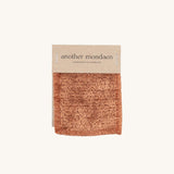 Teddy Stoffmuster in rostrot von another mondaen – Detailansicht des weichen Teddy Gewebes