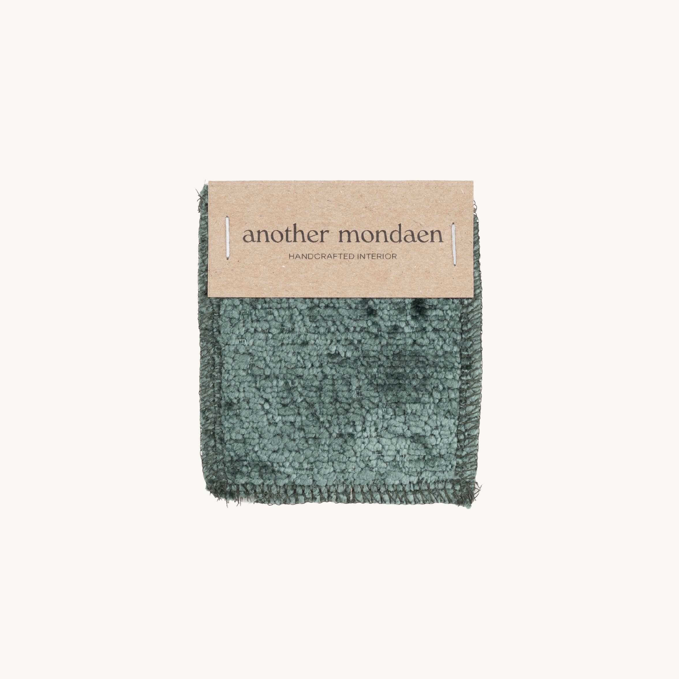 Teddy Stoffmuster in forest-grün von another mondaen – Detailansicht des weichen Teddy Gewebes