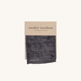 Teddy Stoffmuster in Graphit von another mondaen – Detailansicht des weichen Teddy Gewebes