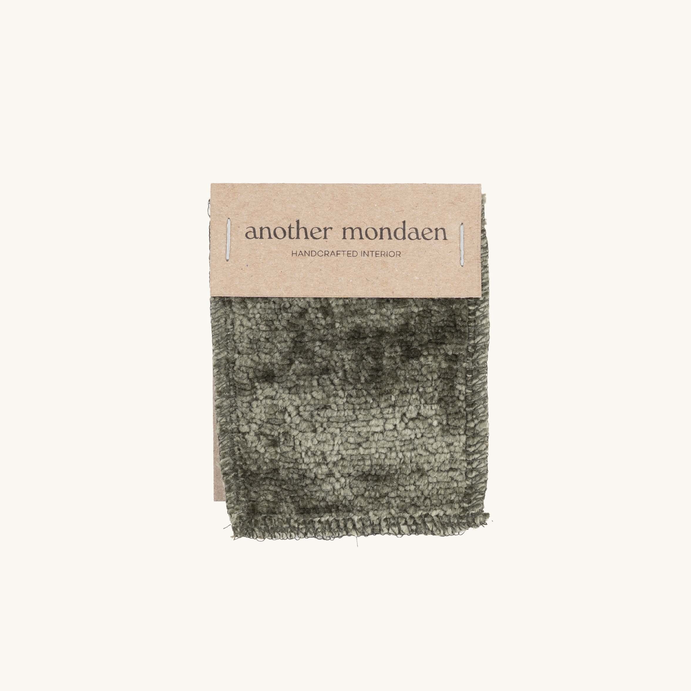 Teddy Stoffmuster in olive-grün von another mondaen – Detailansicht des weichen Teddy Gewebes