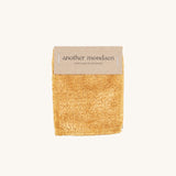 Teddy Stoffmuster in gelb von another mondaen – Detailansicht des weichen Teddy Gewebes