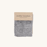 Teddy Stoffmuster in grau von another mondaen – Detailansicht des weichen Teddy Gewebes