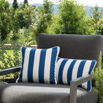 another mondaen Outdoor Kissen Classic Striped Blue auf moderner Gartenlounge – gestreifte Designkissen für Terrasse und Garten