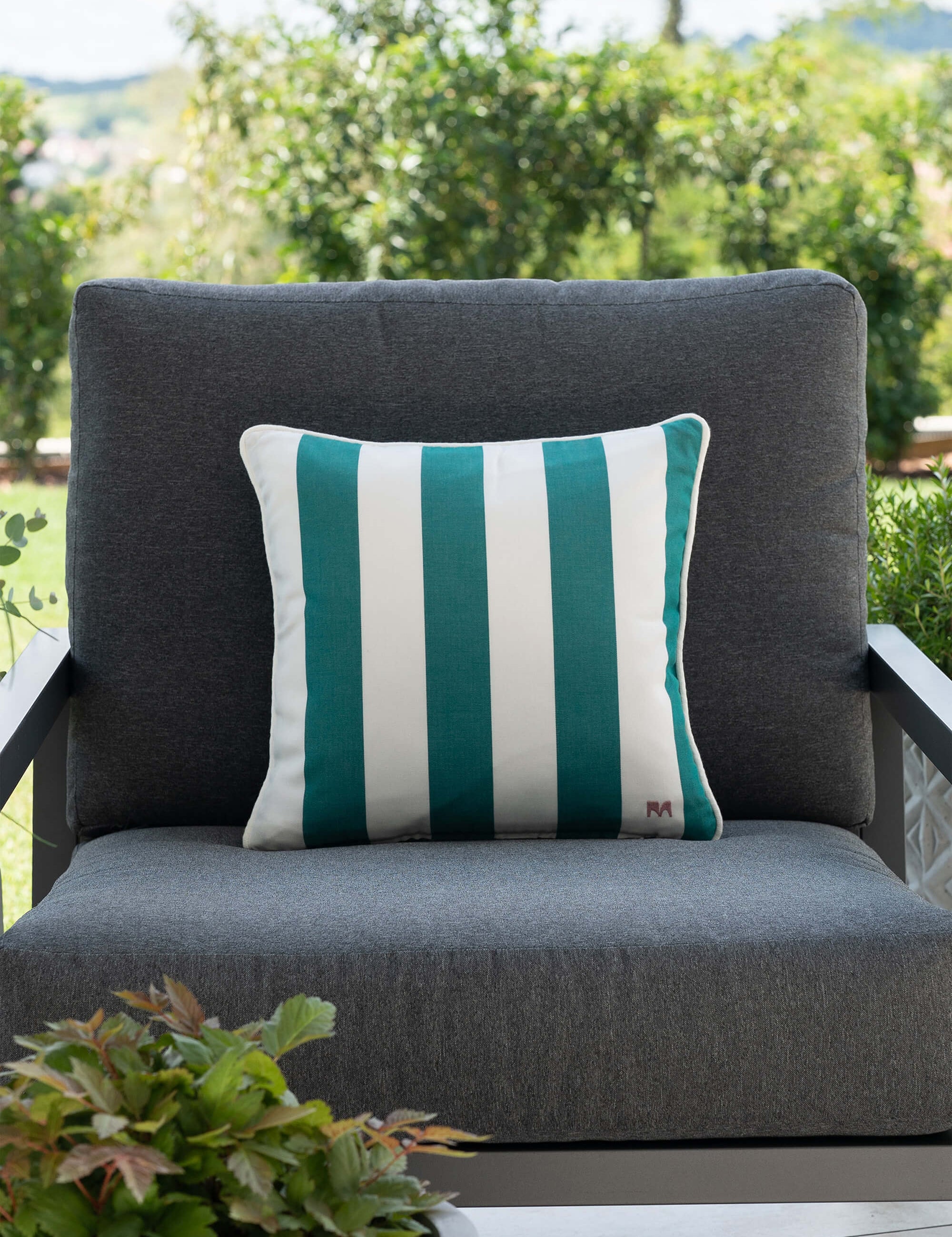 another mondaen Outdoor Kissen Classic Striped Forest quadratisch – gestreiftes Designkissen für Terrasse und Garten