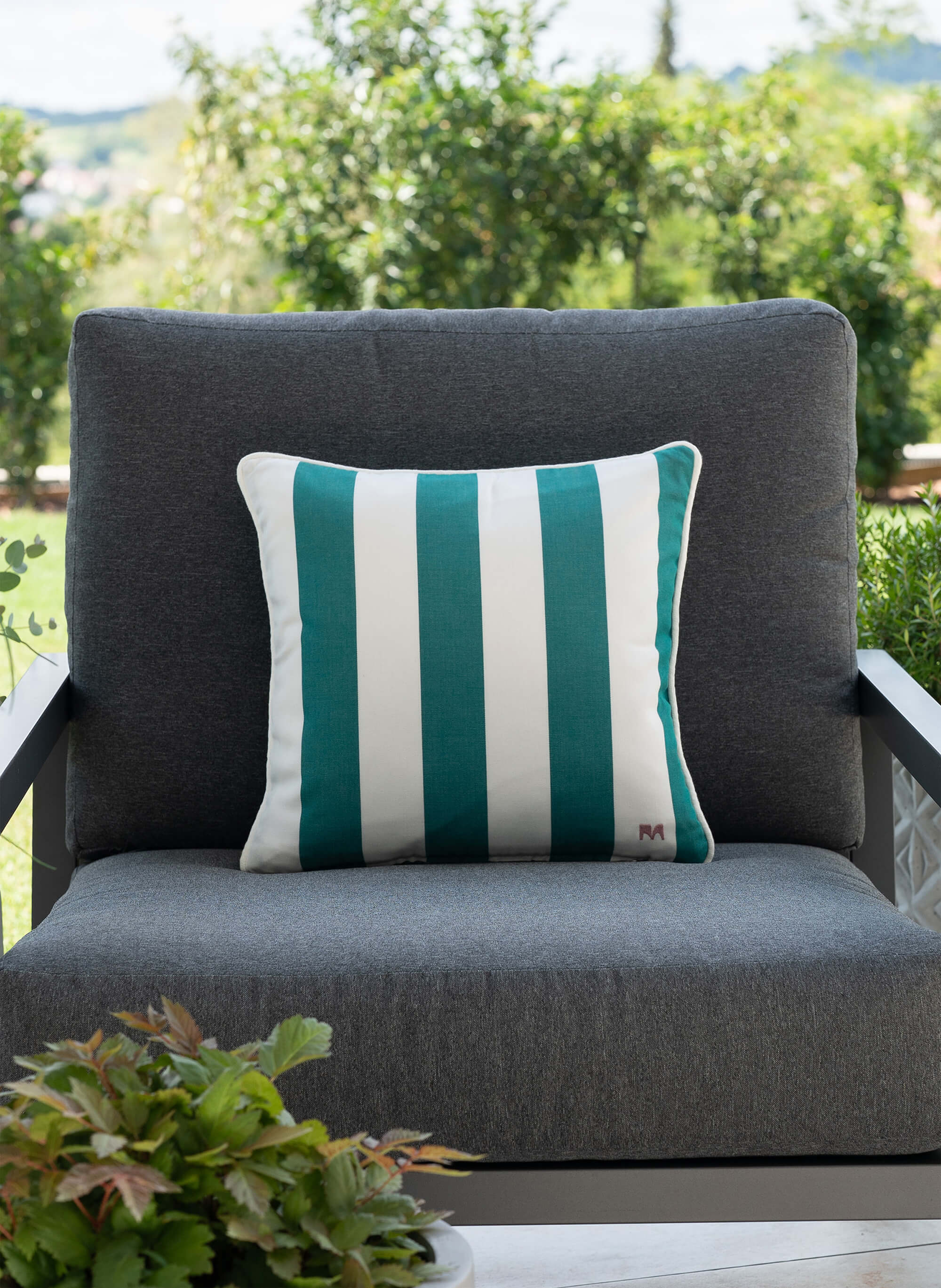 another mondaen Outdoor Kissen Classic Striped Forest quadratisch – gestreiftes Designkissen für Terrasse und Garten