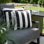 Outdoor Kissen Classic Striped Graphit von another mondaen auf Gartenlounge – Designkissen für Terrasse und Balkon