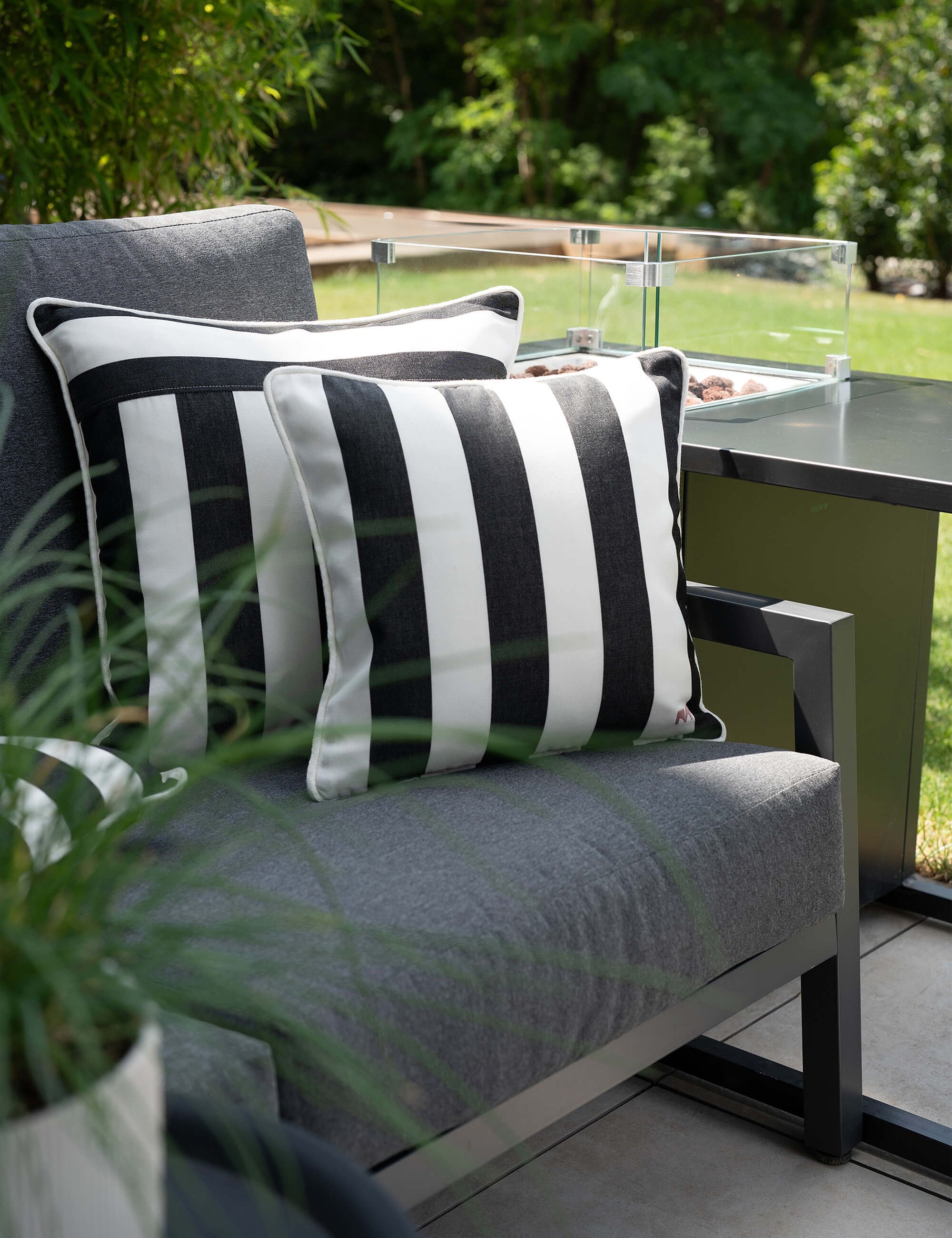 Outdoor Kissen Classic Striped Graphit von another mondaen auf Gartenlounge – Designkissen für Terrasse und Balkon