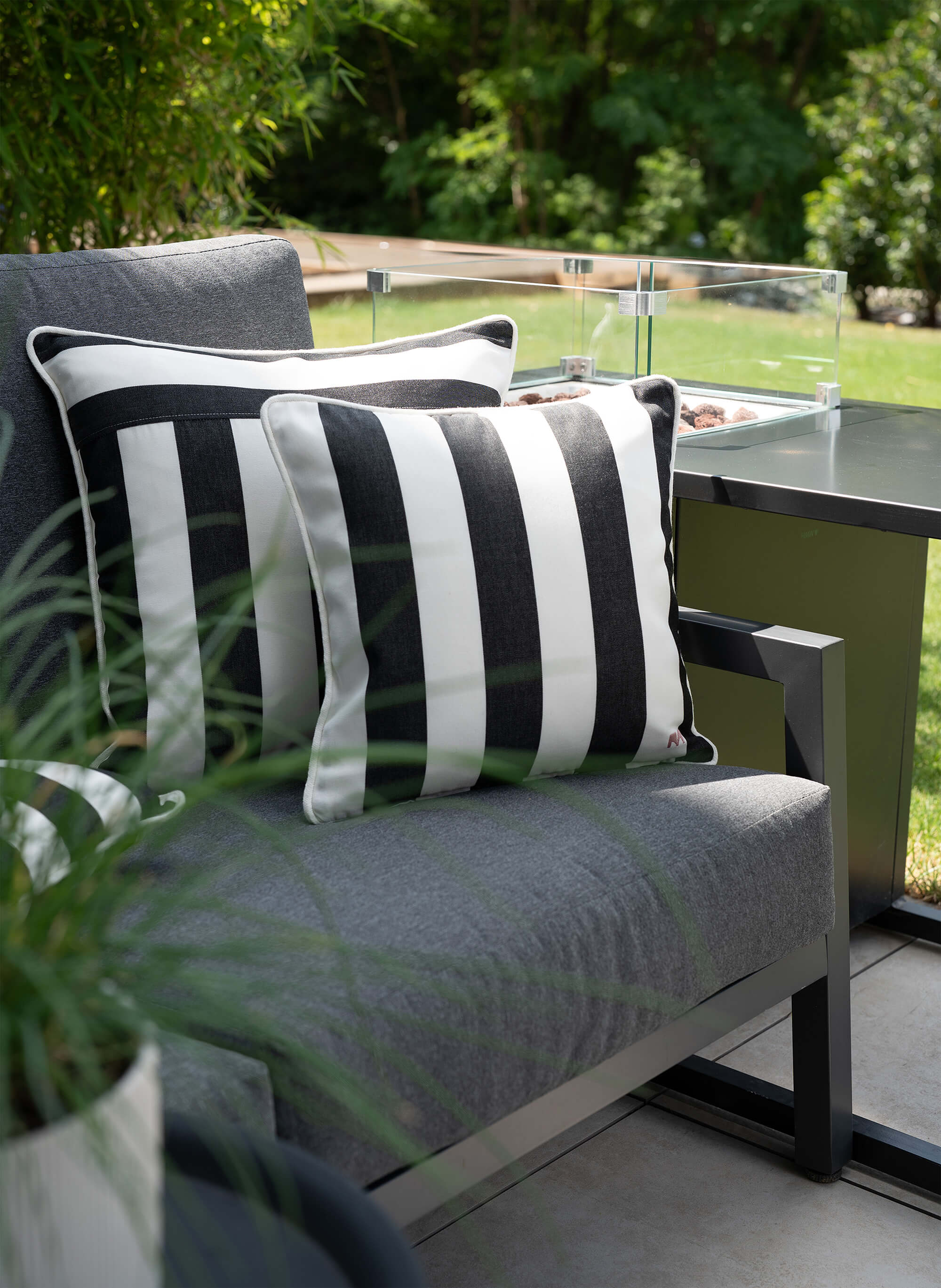 Outdoor Kissen Classic Striped Graphit von another mondaen auf Gartenlounge – Designkissen für Terrasse und Balkon