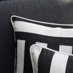 Detail des Outdoor Kissens Classic Striped Graphit – wetterbeständiger Stoff mit gestreiftem Muster
