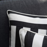 Detail des Outdoor Kissens Classic Striped Graphit – wetterbeständiger Stoff mit gestreiftem Muster
