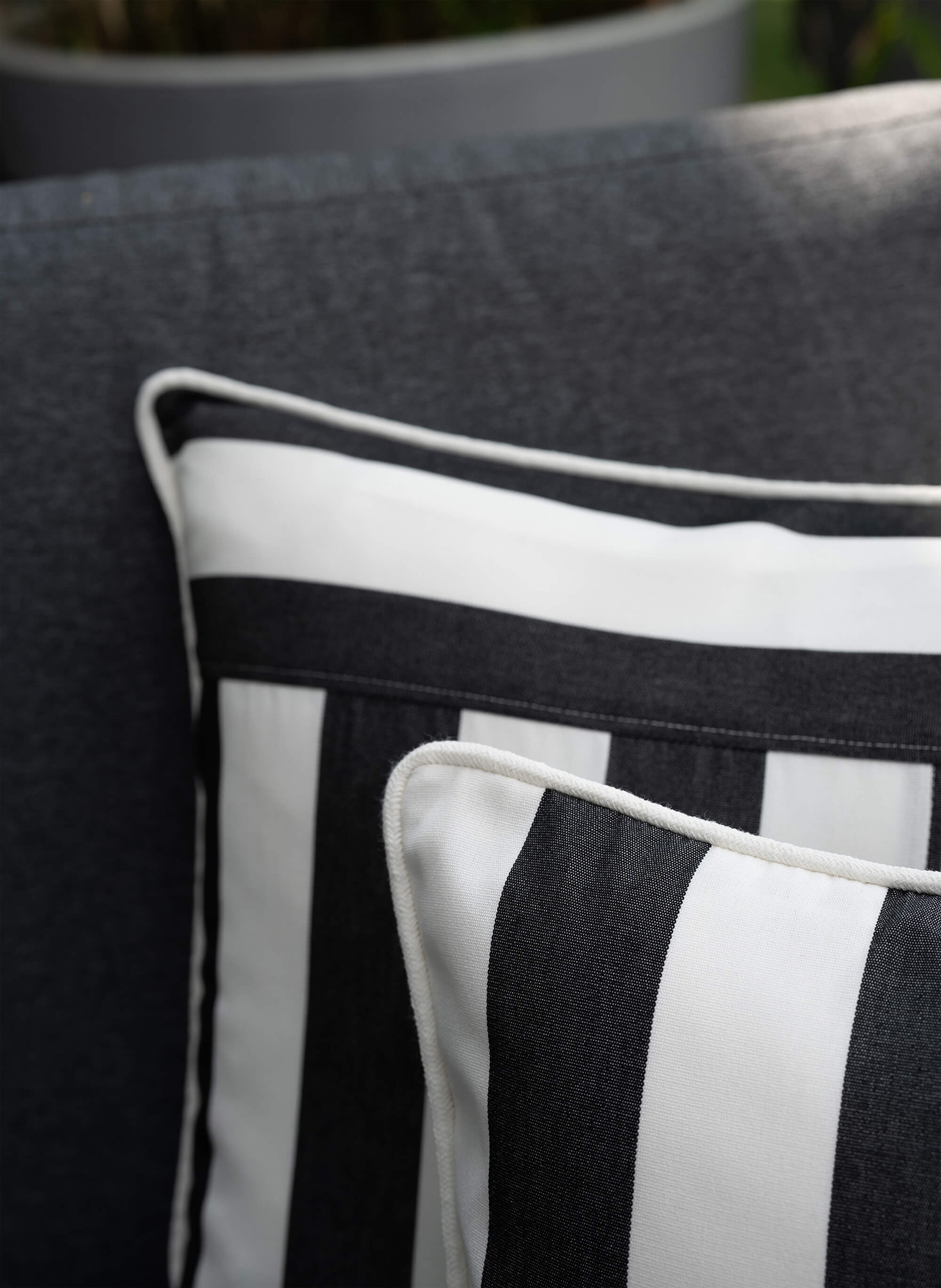 Detail des Outdoor Kissens Classic Striped Graphit – wetterbeständiger Stoff mit gestreiftem Muster