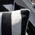 Outdoor Kissen Classic Striped Graphit von another mondaen auf Gartenlounge – Designkissen für Terrasse und Balkon