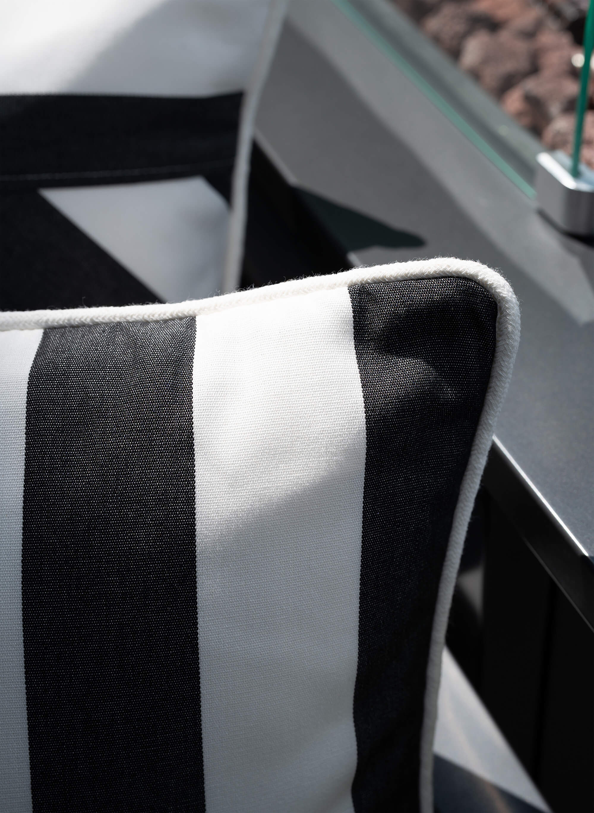 Outdoor Kissen Classic Striped Graphit von another mondaen auf Gartenlounge – Designkissen für Terrasse und Balkon