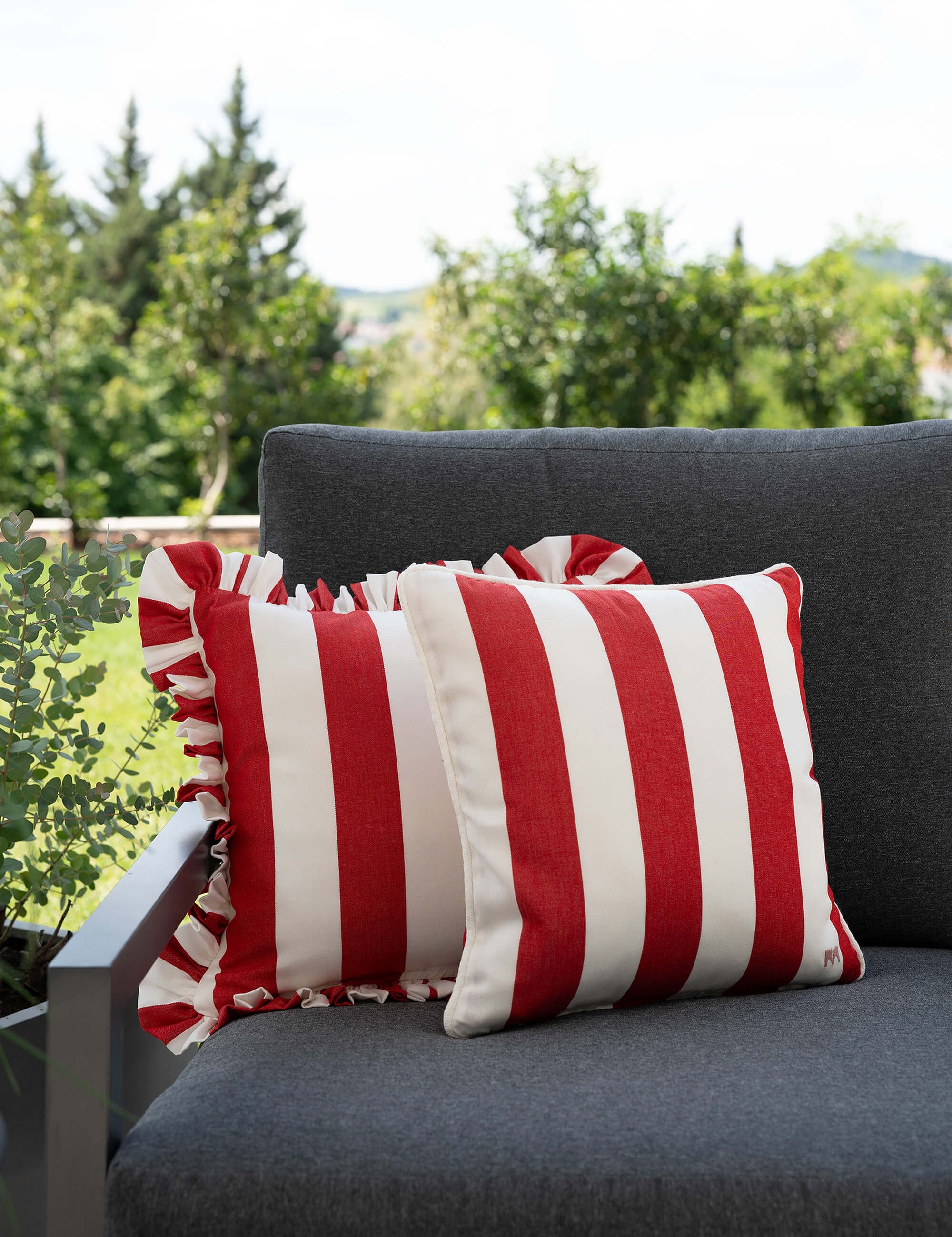 another mondaen Outdoor Kissen Classic Striped red quadratisch sowie ruffled Charm red quadratisch – gestreiftes Designkissen für Terrasse, Balkon und Garten