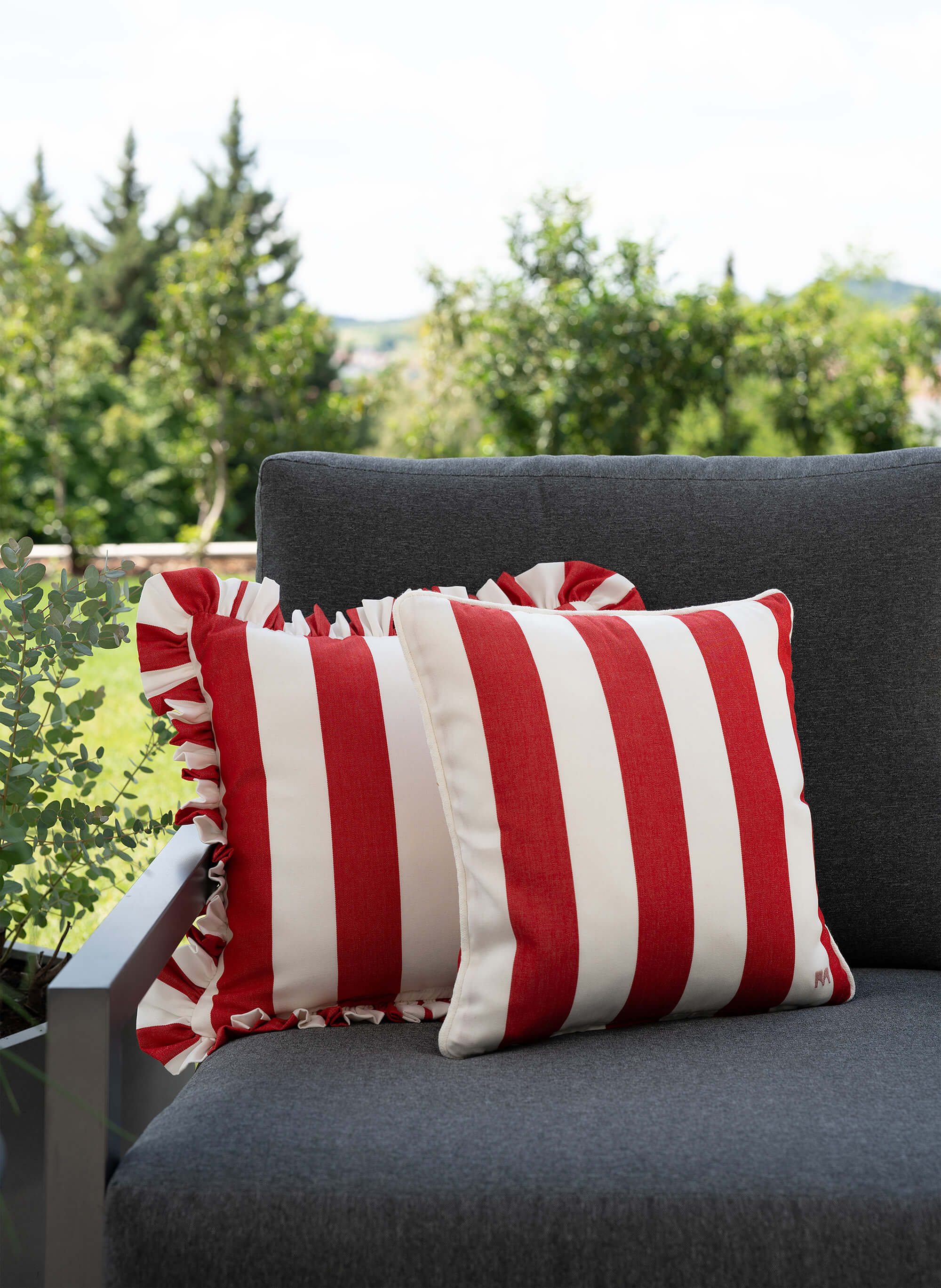 another mondaen Outdoor Kissen Classic Striped red quadratisch sowie ruffled Charm red quadratisch – gestreiftes Designkissen für Terrasse, Balkon und Garten