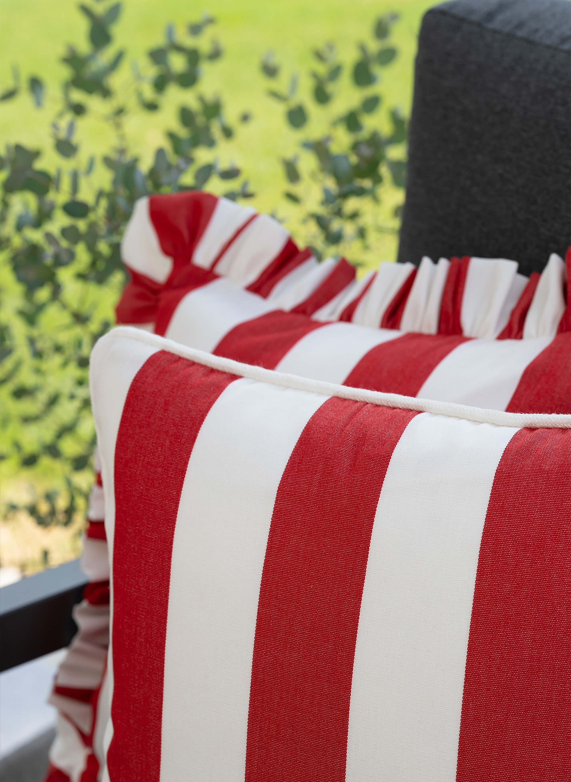 another mondaen Outdoor Kissen Classic Striped red auf moderner Gartenlounge – gestreifte Designkissen für Terrasse und Garten