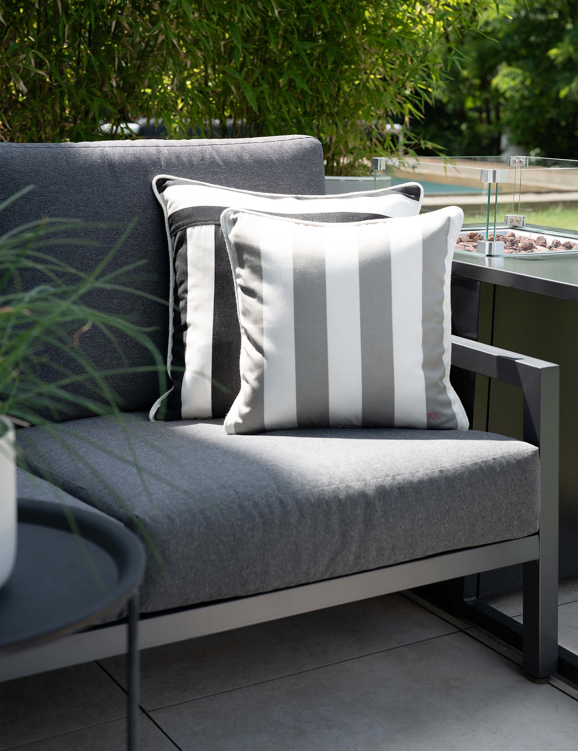 another mondaen Outdoor Kissen Classic Striped stone quadratisch – gestreiftes Designkissen für Terrasse und Garten