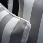 Detail des Outdoor Kissens Classic Striped stone – wetterbeständiger Stoff mit gestreiftem Muster