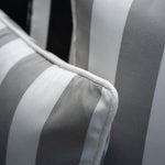 Detail des Outdoor Kissens Classic Striped Stone – wetterbeständiger Stoff mit gestreiftem Muster