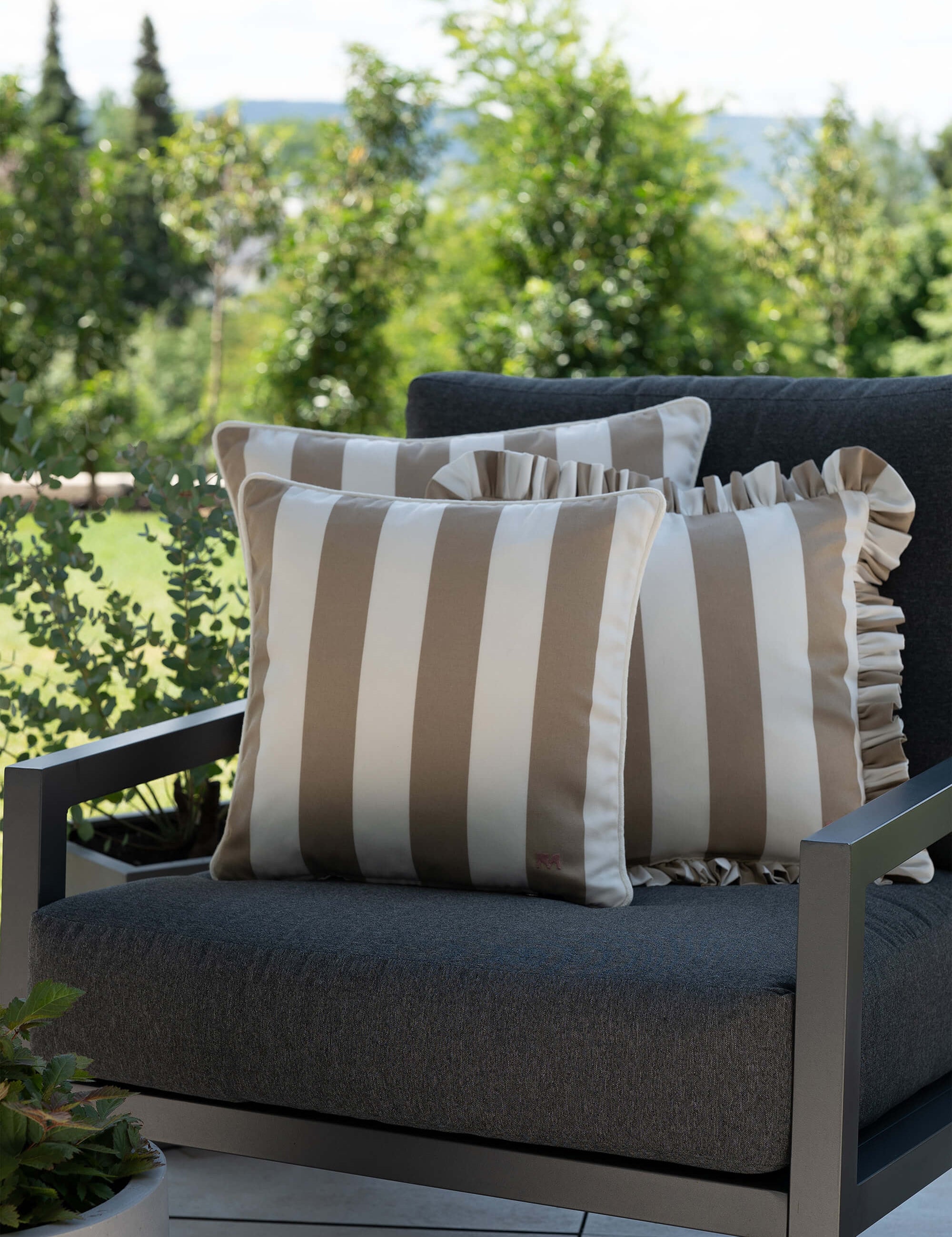 Outdoor Kissen Set in der Farbe Taupe von another mondaen auf Gartenlounge – Designkissen für Terrasse und Balkon