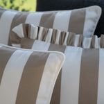 Detail des Outdoor Kissens Classic Striped Taupe – wetterbeständiger Stoff mit gestreiftem Muster