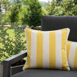another mondaen Outdoor Kissen Classic Striped Yellow auf moderner Gartenlounge – gestreifte Designkissen für Terrasse und Garten